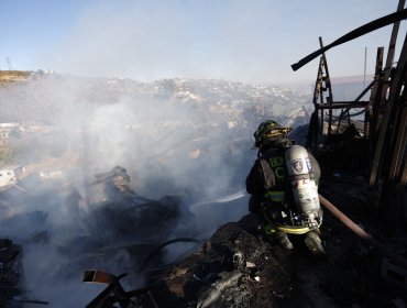 Confirman hallazgo de un segundo cuerpo calcinado tras incendio en cerro San Roque de Valparaíso