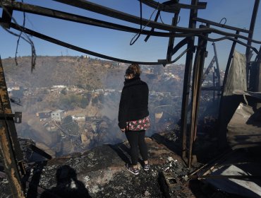Ministerio Público atribuye origen del incendio en el cerro San Roque a presunta falla eléctrica en una vivienda