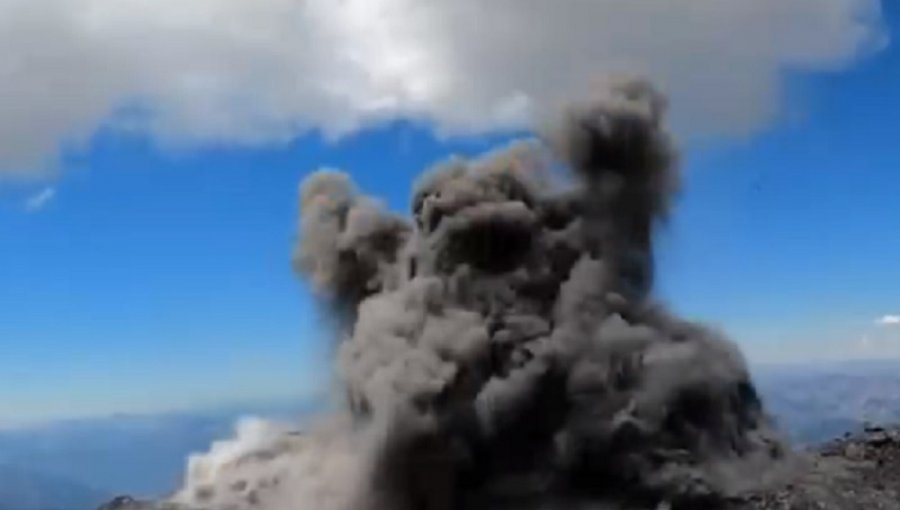 Sernageomin registró "explosión con emisión de flujos piroclásticos" en volcán Nevados de Chillán