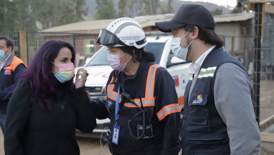Alcalde Sharp anuncia querella por incendio en Laguna Verde: "Nuestra convicción es que este incendio fue intencional"