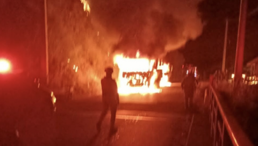Tres camiones forestales fueron quemados en ataque incendiario en Lumaco: grupo asociado a la CAM se adjudicó el hecho