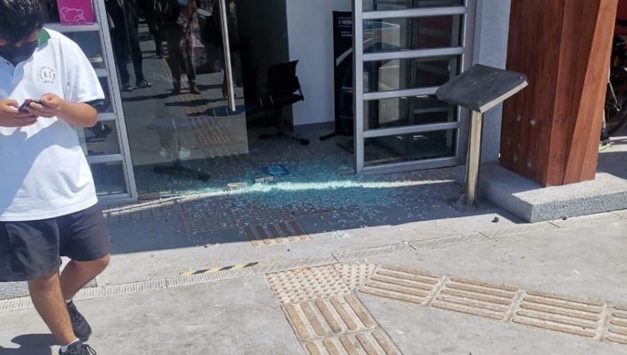 Estudiantes se tomaron el Liceo Domingo Santa María de Arica tras denuncias de acoso: otros recintos fueron atacados