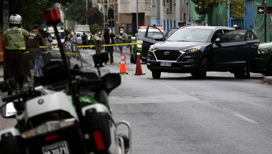 Delincuentes roban automóvil y generan doble persecución policial por el Gran Santiago: seis detenidos y un herido a bala en "tour delictual"