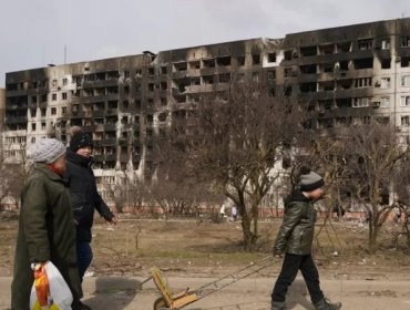Putin exige la rendición de Mariúpol para dejar de bombardear la ciudad sitiada por el ejército ruso