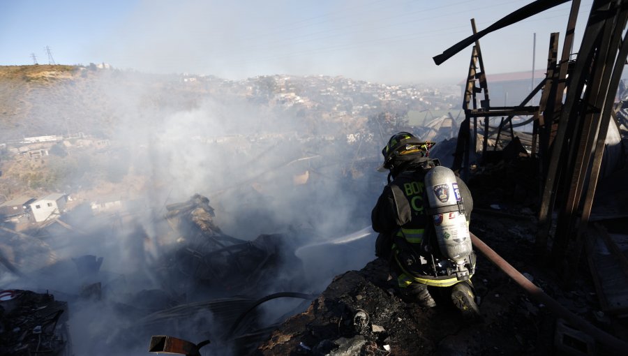 Confirman hallazgo de un segundo cuerpo calcinado tras incendio en cerro San Roque de Valparaíso