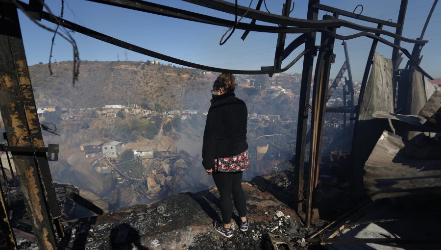 Ministerio Público atribuye origen del incendio en el cerro San Roque a presunta falla eléctrica en una vivienda