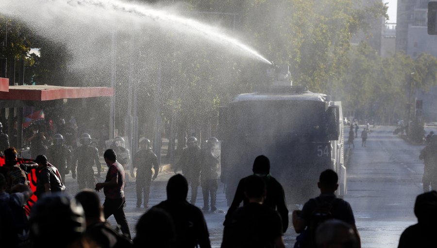 Gobierno advierte que terminar con los desmanes de los viernes en plaza Italia "no depende solo de Carabineros"