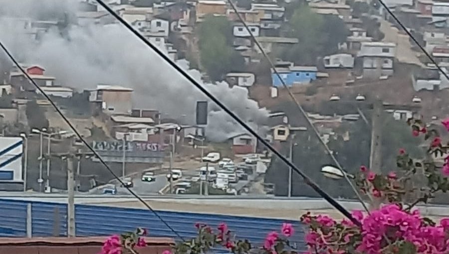 Contienen la propagación de incendio que consume una vivienda a la altura de la rotonda Glorias Navales en Viña