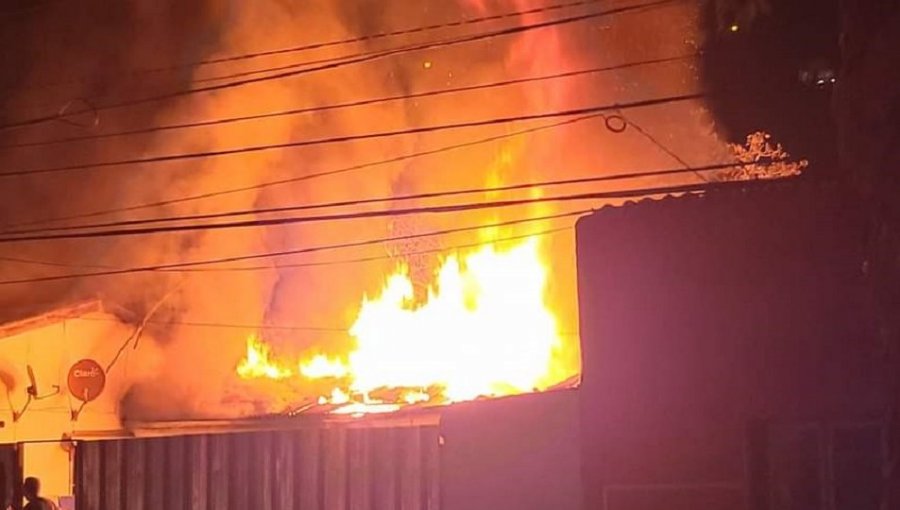 Incendio consume al menos dos viviendas en la intersección de Echaurren con Bueras en Limache