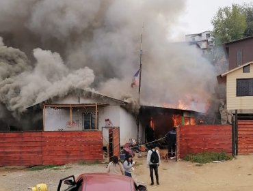 Bomberos combaten incendio estructural con peligro de propagación a la altura del camino Internacional en Viña
