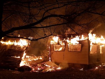 Cerca de 40 encapuchados quemaron al menos cuatro viviendas a orillas del Lago Lanalhue en Contulmo