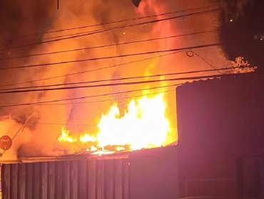 Incendio consume al menos dos viviendas en la intersección de Echaurren con Bueras en Limache