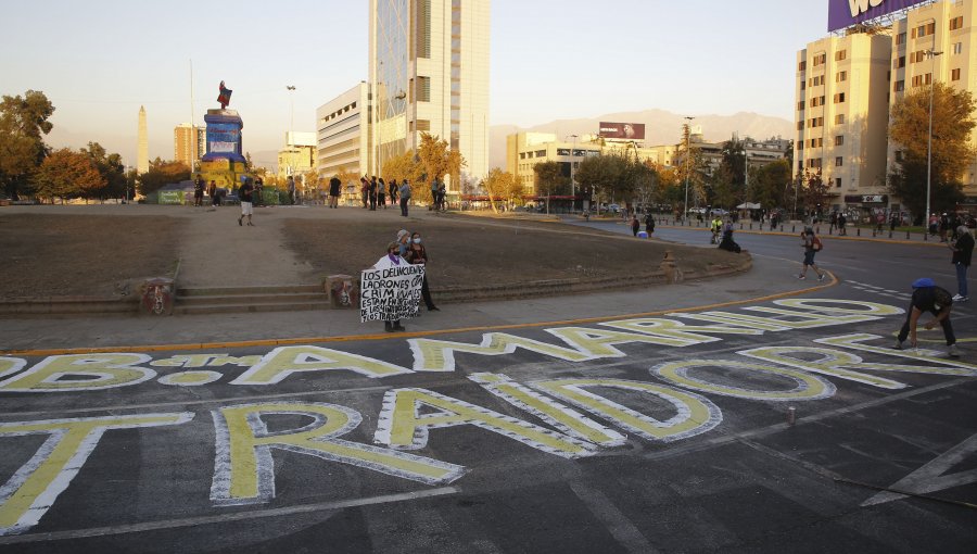 "Gobierno Amarillo. Traidores ql": el rayado en plaza Baquedano en nueva jornada de manifestaciones