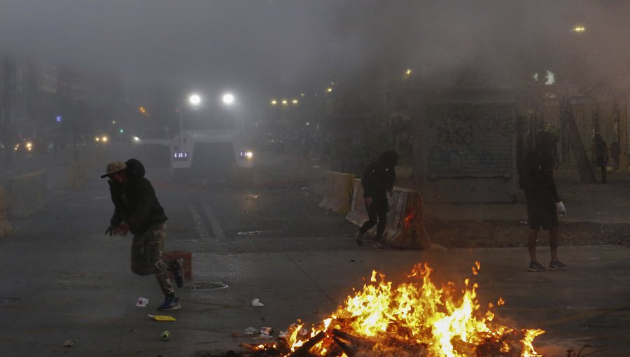Disturbios y desvíos de tránsito tras nuevas manifestaciones en inmediaciones de plaza Baquedano