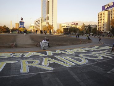 "Gobierno Amarillo. Traidores ql": el rayado en plaza Baquedano en nueva jornada de manifestaciones