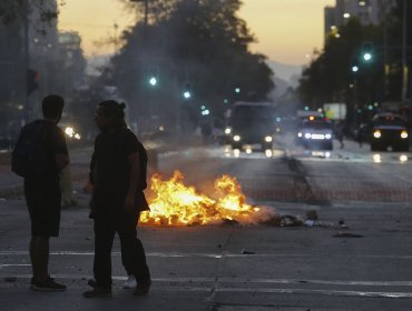 Violento viernes nuevamente en Plaza Baquedano: Bus fue incendiado luego de ser atacado por una turba