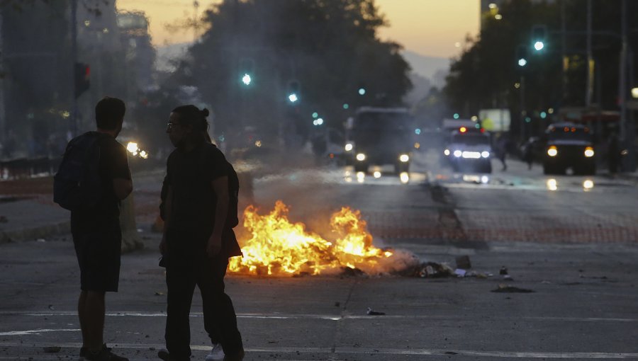 Violento viernes nuevamente en Plaza Baquedano: Bus fue incendiado luego de ser atacado por una turba