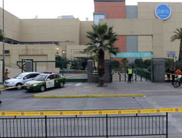 Pánico en el mall Florida Center: Delincuentes abren fuego contra tres guardias de seguridad durante asalto