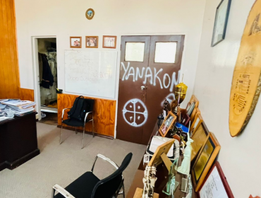 Comuneros mapuche deponen toma de la Municipalidad de Lebu: grupo hizo rayados al interior de la casa edilicia