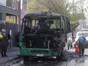 Un bus quemado y otro atacado dejan distintas manifestaciones en la región Metropolitana