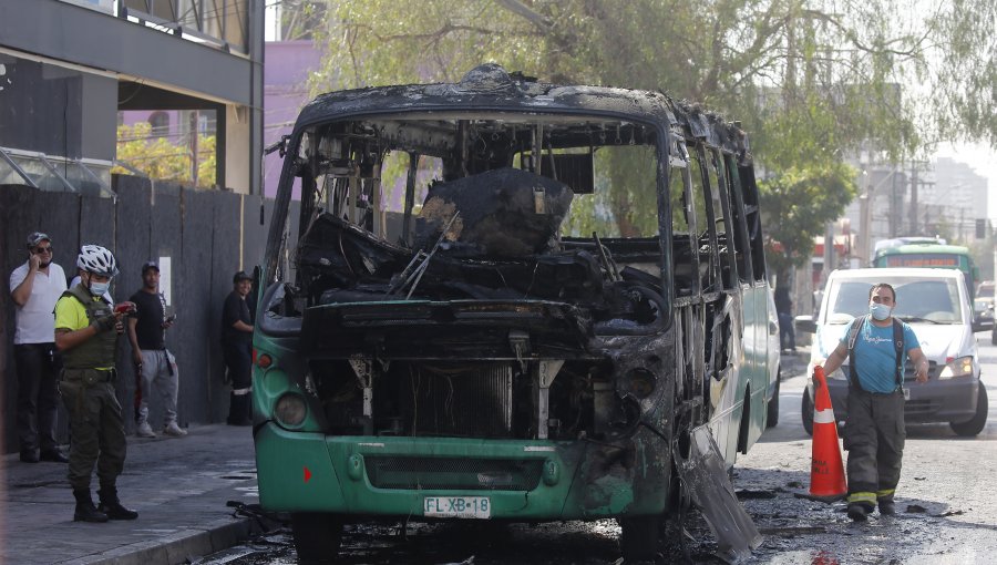 Un bus quemado y otro atacado dejan distintas manifestaciones en la región Metropolitana