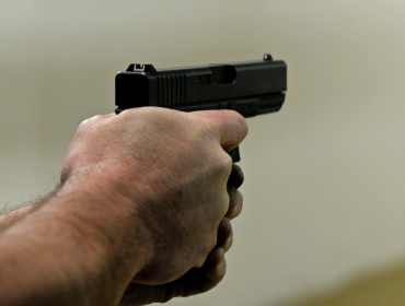 Mujer fue víctima de violento asalto en Viña del Mar: pistola en mano, delincuentes le robaron su automóvil