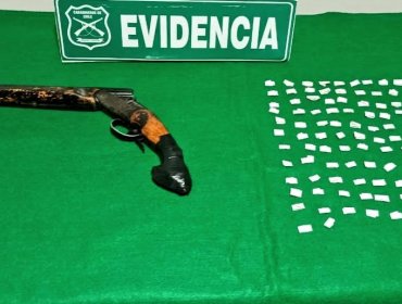 Detienen a dos hombres que portaban una escopeta y papelillos con droga en la parte alta de Viña del Mar