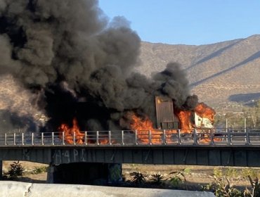 Camión se incendia tras colisión en la ruta 68 a la altura de Curacaví en dirección a Valparaíso