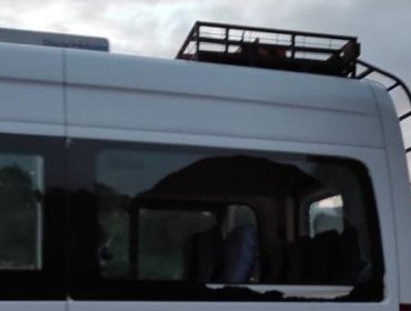 Encapuchados balearon furgón que transportaba trabajadores forestales en Lumaco: dos lesionados con perdigones