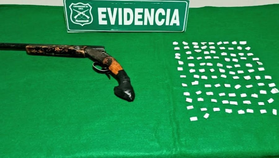 Detienen a dos hombres que portaban una escopeta y papelillos con droga en la parte alta de Viña del Mar