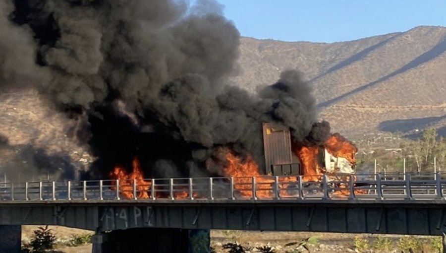 Camión se incendia tras colisión en la ruta 68 a la altura de Curacaví en dirección a Valparaíso