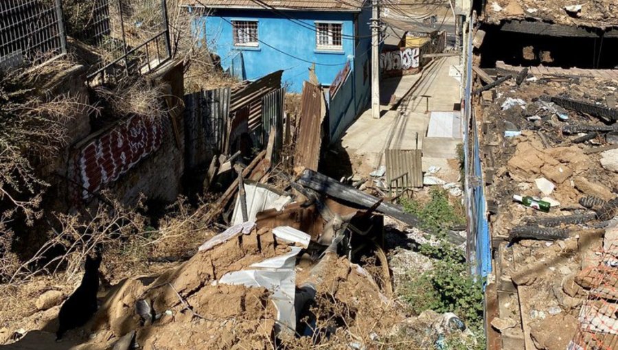 Derrumbe de escombros de casa siniestrada dejaron sin tránsito escalera del cerro Artillería de Valparaíso