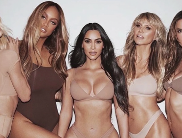 Ex ángeles de Victoria’s Secret posan en conjunto para marca de ropa interior de Kim Kardashian