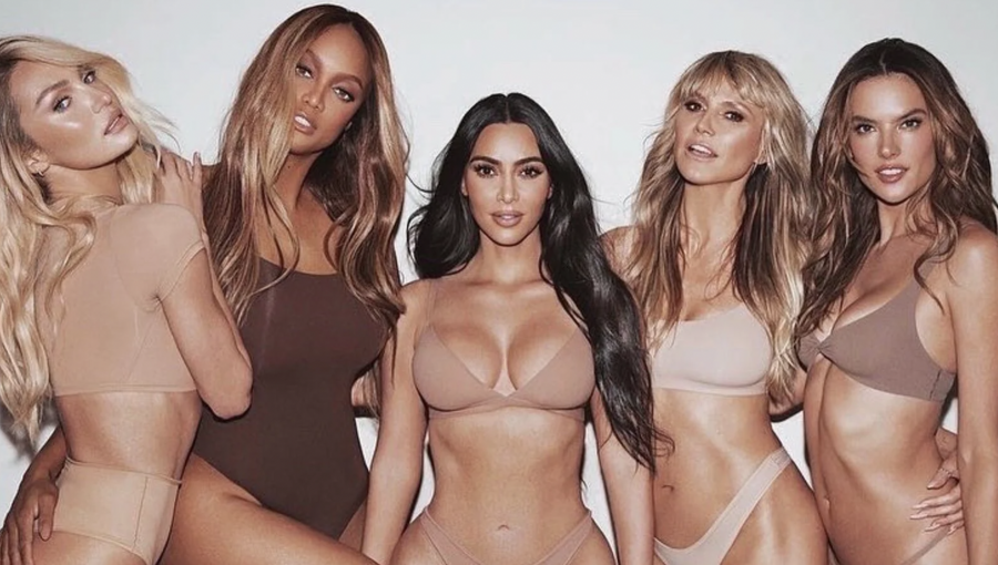 Ex ángeles de Victoria’s Secret posan en conjunto para marca de ropa interior de Kim Kardashian