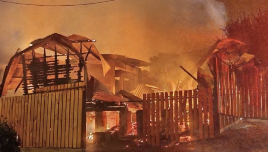 Tres viviendas y una iglesia resultaron completamente destruidas por incendio en Cañete