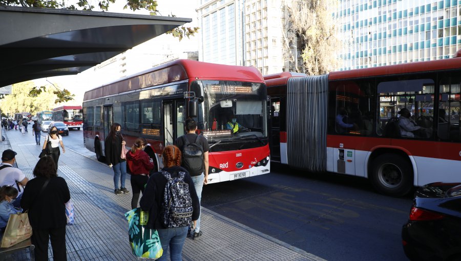 Panel de Expertos recomienda alza de $30 en el pasaje del Transantiago: "Es una cifra que no nos trae muy buenos recuerdos"