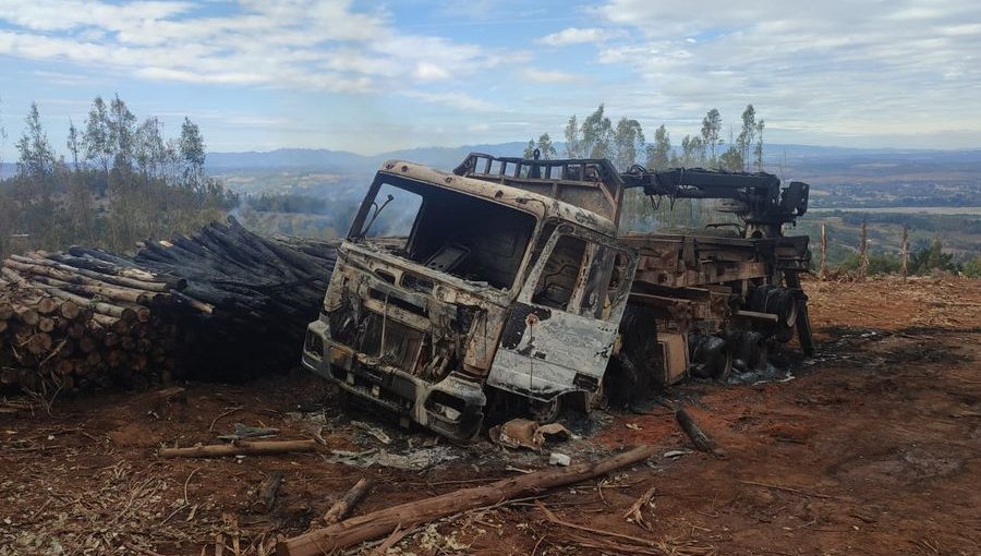 CAM se adjudica quema de camión en nuevo ataque a faena forestal en Cholchol