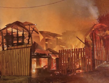 Tres viviendas y una iglesia resultaron completamente destruidas por incendio en Cañete