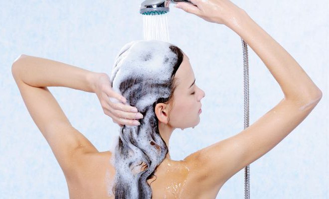 ¿Agua fría o caliente? Revisa la mejor manera de lavarte el pelo