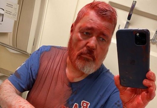 Periodista y ganador del Premio Nobel de la Paz en 2021 fue atacado con pintura roja en Rusia