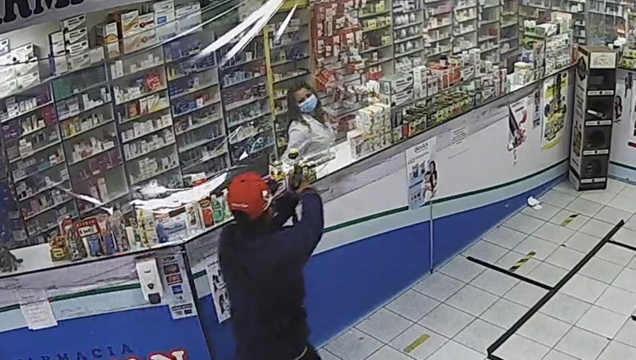 Pistola en mano, solitario delincuente asalta farmacia de la Av. Argentina de Valparaíso