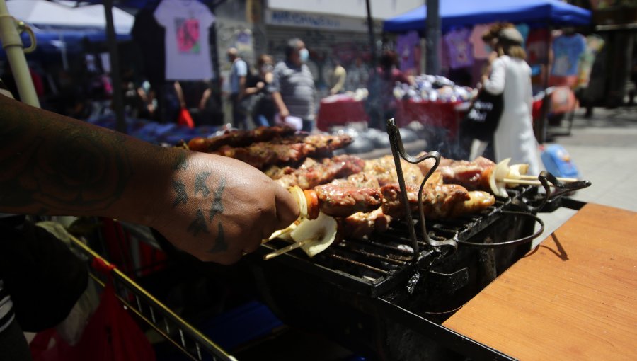 Vecina de Estación Central se tragó un chip de perro al comer un anticucho en la vía pública