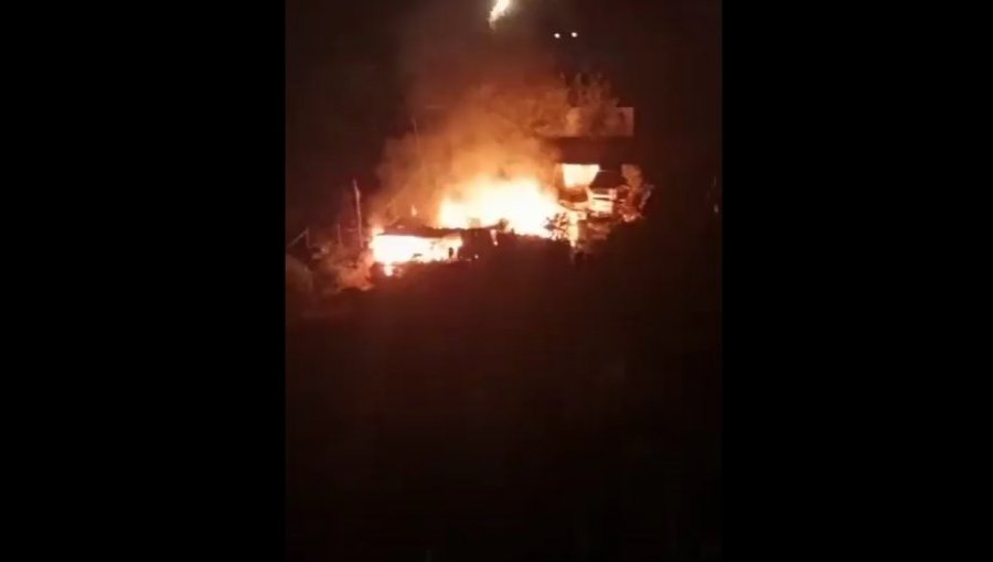 Incendio consume una vivienda en el fondo de una quebrada en sector de Reñaca Alto