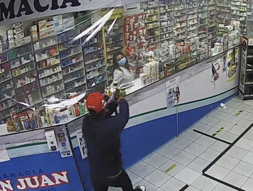 Pistola en mano, solitario delincuente asalta farmacia de la Av. Argentina de Valparaíso