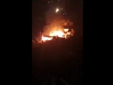 Incendio consume una vivienda en el fondo de una quebrada en sector de Reñaca Alto