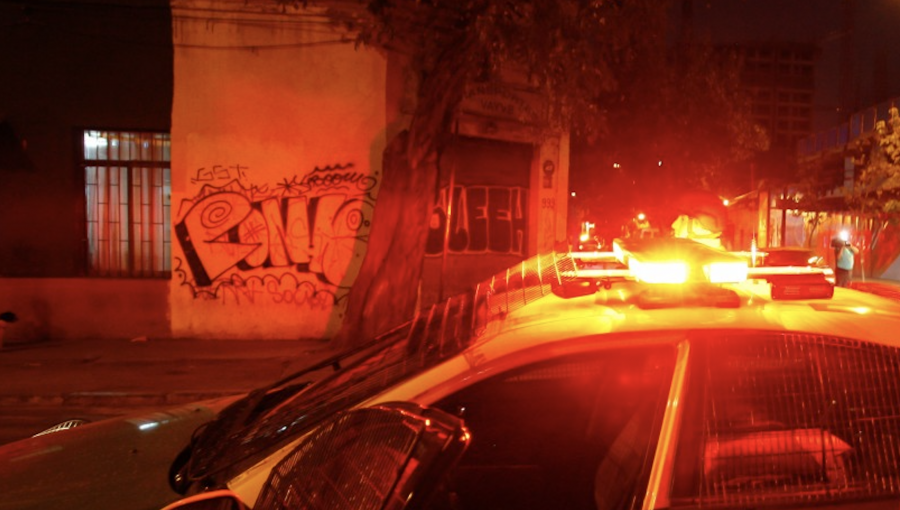 Cinco delincuentes encapuchados y armaron perpetraron violento portonazo en Maipú