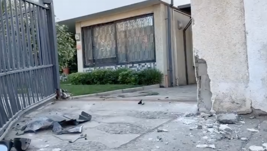 Padre e hija fueron amarrados en violento asalto en Ñuñoa: delincuentes derribaron portón con el auto de la familia