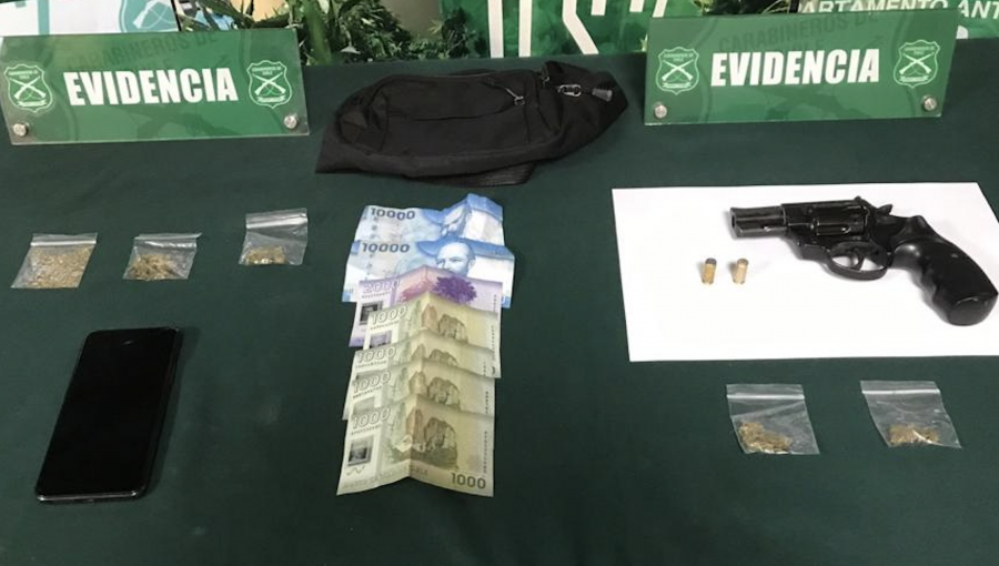 Caen cuatro microtraficantes de calle Cumming y subida Ecuador de Valparaíso: sujetos portaban un arma de fuego
