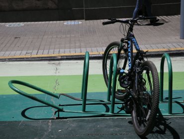 Detienen a dos sujetos por robo de bicicletas desde un condominio en Lo Barnechea: cámaras los delataron