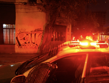 Cinco delincuentes encapuchados y armaron perpetraron violento portonazo en Maipú